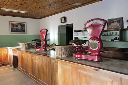 Desde sus inicios la panadería Zapallar, en Zapallar, fabrica exclusivamente pan de molde para surtir a los habitantes de esta pequeña localidad costera. Los meses de verano, cuando crece la población, sacan 30 kilos de pan cada 20 minutos antes del mediodía, y los clientes esperan desde las ocho de la mañana para ser atendidos.