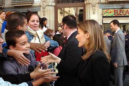 Los Príncipes de Asturias y Girona saludando a las personas que aguardaban su salida de la sede del FAD, en el centro de Barcelona.