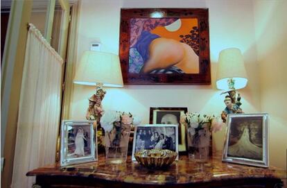 'En tu casa o en la mía': Algunas fotos familiares bajo un cuadro de un culo de Eduardo Úrculo