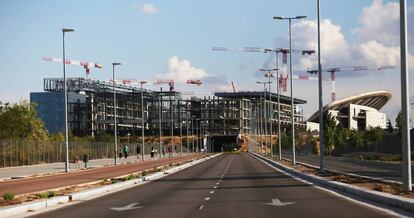 Obras de construcci&oacute;n del Centro Acu&aacute;tico, con el Estadio Ol&iacute;mpico (hoy Wanda Metropolitano) al fondo, en septiembre de 2015.