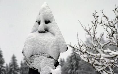 Una señal de tráfico cubierta de nieve con apariencia de fantasma cerca de Oberjoch (Alemania) el 6 de noviembre de 2017. 