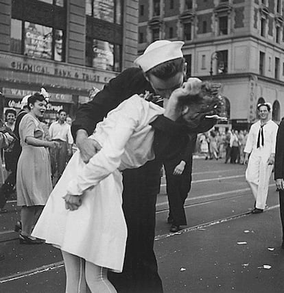 El fin de la contienda se anunció en un letrero luminoso y, en un estallido de júbilo, la gente eufórica se tiró a las calles a celebrarlo, un momento capturado por Eisenstaedt. McDuffie salía del metro en ese momento y al conocer la noticia vio a la enfermera que le sonreía y la besó, según contó en una ocasión en una entrevista.