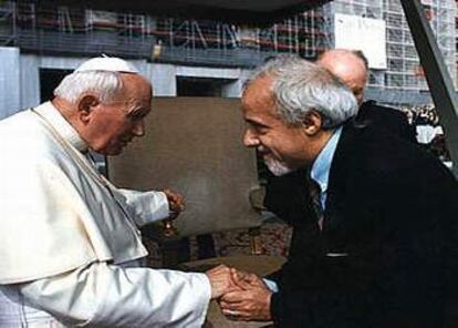 Karol Wojtyla recibe al escritor brasileño Paulo Coelho, escritor de lo esotérico de fama mundial. (1-4-98)