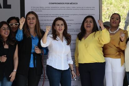 Cecilia Patrón Laviada, Alma Carolina Viggiano y Adriana Díaz, durante la firma del decálogo de compromisos electorales de Va por México, este martes en Ciudad de México.