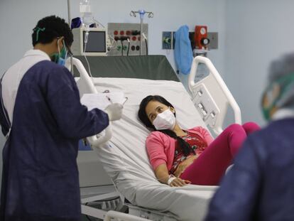 Un médico realiza una entrevista a una mujer con síntomas de la covid-19 en un hospital de Caracas, Venezuela, el 19 de marzo.