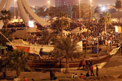 Los manifestantes antigubernamentales se preparan para pasar una noche más acampados en la plaza de la Perla de Manama.