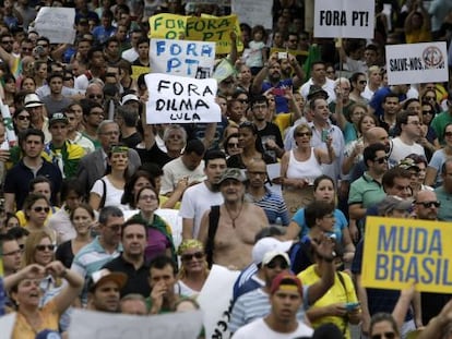 Protesto na Paulista pede 'impeachment' de Dilma Rousseff.