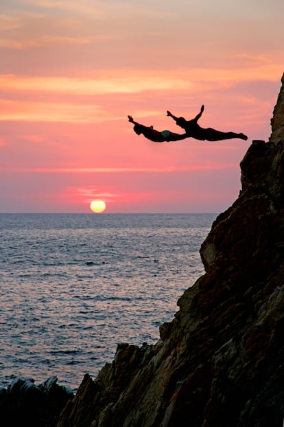Dos saltadores al atardecer en el acantilado de La Quebrada.