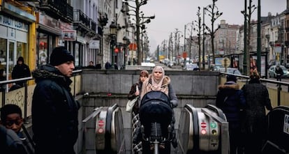 Saída de metrô no bairro de Molenbeek, em Bruxelas.