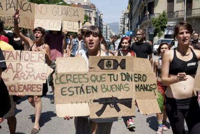 Protesta de indignados en Barcelona, el pasado 26 de mayo, para exigir que los bancos no inviertan el dinero de los ciudadanos en la industria armamentística.