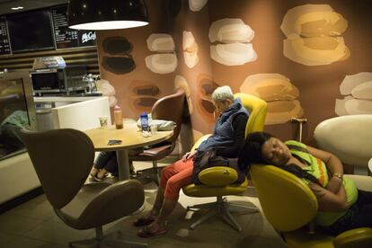 Hay dos términos que se han comenzado a utilizar para quienes duermen en los McDonald´s: 'McSleepers' y 'McRefugees'. En la imagen, un grupo de personas duermen en un establecimiento de la cadena en Hong Kong.