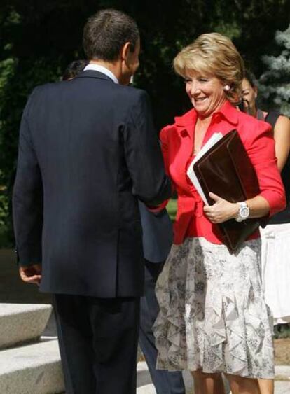 Zapatero saluda a Aguirre a su llegada a La Moncloa.