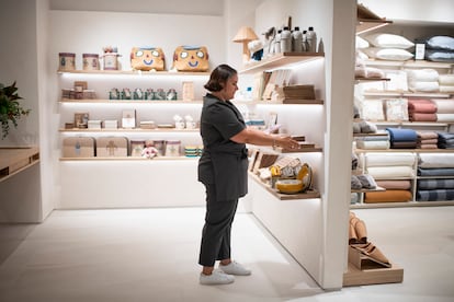 Rosa Ramírez coloca los productos a la venta.
