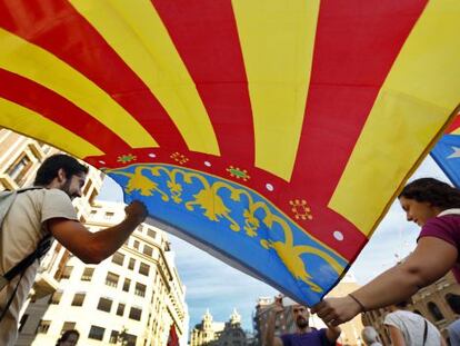 Participantes en una manifestación, con la senyera de la Comunidad Valenciana.