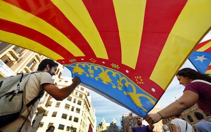Participantes en una manifestaci&oacute;n el pasado 9 de octubre en Valencia con la &#039;senyera&#039; de la Comunidad Valenciana y la &#039;estelada&#039;.