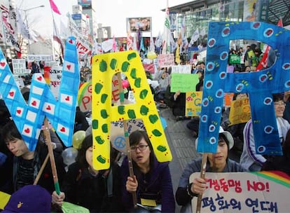 Unas mil personas han exigido en Seúl, capital de Corea del Sur, la retirada de las tropas de ese país en Irak.