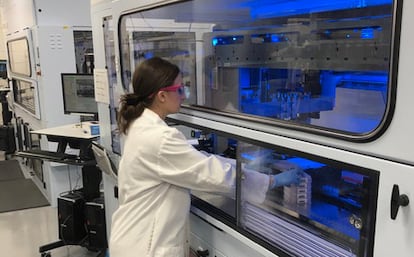 Trabajos de investigación de la vacuna para la covid en un laboratorio de Pfizer en Nueva York (EE UU).