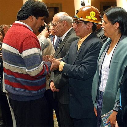 Morales saluda al ministro de Minería, Walter Villarroel, junto a la de Justicia, Casimira Rodríguez Romero.
