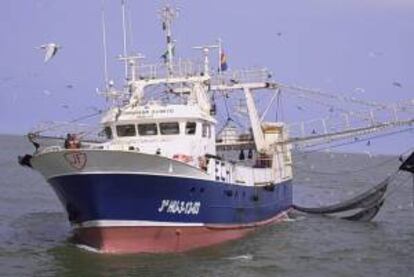 Un barco que faena en aguas de Mauritania. EFE/Archivo