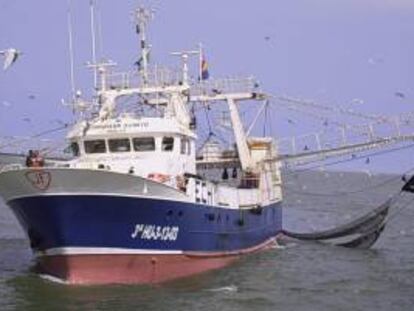 Un barco que faena en aguas de Mauritania. EFE/Archivo