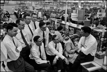 Oficina de la Fairchild Semiconductor, empresa que favoreció el desarrollo de Silicon Valley, en 1960. En la imagen, desde la izquierda, Eugene Kliner, Julius Blank, Gordon Moore, Sheldon Roberts, Jay Last, Robert Noyce, Jean Hoerni y Victor Grinich.