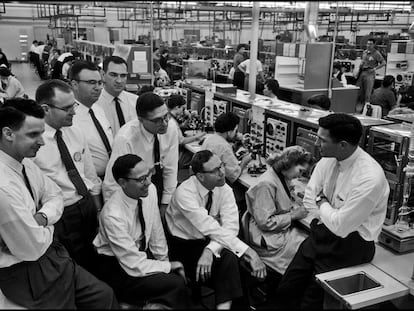 Oficina de la Fairchild Semiconductor, empresa que favoreció el desarrollo de Silicon Valley, en 1960. En la imagen, desde la izquierda, Eugene Kliner, Julius Blank, Gordon Moore, Sheldon Roberts, Jay Last, Robert Noyce, Jean Hoerni y Victor Grinich.