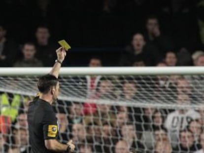 El colegiado expulsa a Torres ante el Manchester United.