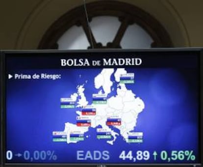 Monitor instalado en el parqué madrileño que muestra los valores de la prima de riesgo en varios países de la zona euro.