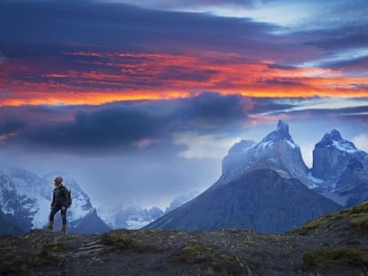 Una mujer camina por los Cuernos del Paine, en el parque nacional Torres del Paine.