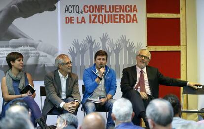 El exjuez Baltasar Garzón y el excoordinador de IU Gaspar Llamazares en el acto por una candidatura conjunta de izquierdas.