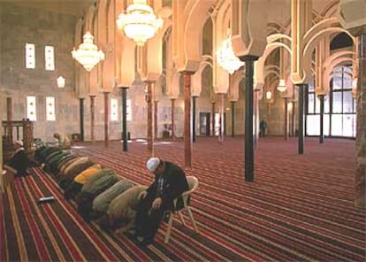 Oración en la mezquita de la M-30.