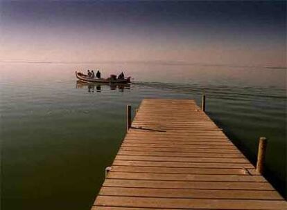 Paseo en barca por el parque natural de la Albufera, en Valencia.