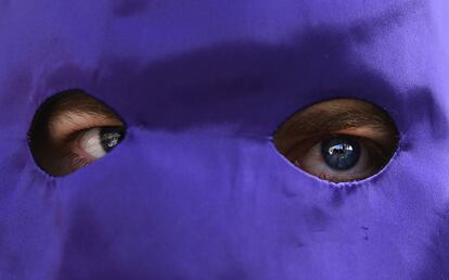 Un penitente de la Hermandad Las Cigarreras participa en una procesión en Sevilla.