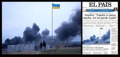 Dos personas, frente a una bandera nacional ucrania que ondeaba mientras el humo y las llamas se apoderaban de la ciudad de Lviv, al oeste de Ucrania, tras un ataque aéreo, el 26 de marzo de 2022.