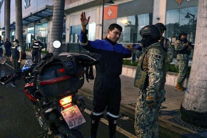 Un miembro del ejército revisaba el lunes a un hombre en Guayaquil, Ecuador, luego de que se declarara el estado de emergencia.