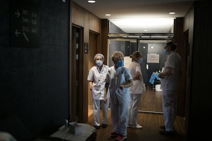 Unas sanitarias en el hotel medicalizado por el hospital Clínic