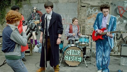 Sing Street

El enigma de la modelo

Ha pasado desapercibida por la cartelera pero no por nuestra retina. El mejor musical estrenado este año homenajea la escena británica ochentera, desde The Cure a Spandau Ballet, con atino y ternura. El videoclip de The riddle of the model es una buena muestra de ello. Puedes verlo aquí.

 