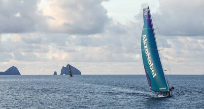 El barco holand&eacute;s AkzoNobel en su aproximaci&oacute;n a Auckland.