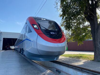 Uno de los nuevos trenes de alta velocidad de Chile, en Santiago.