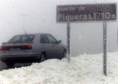 Aspecto que pesentaba el Puerto de Piqueras, que comunica La Rioja y Madrid por Soria, que se ha abierto esta mañana, tras permanecer cerrado por la noche para vehículos pesados.