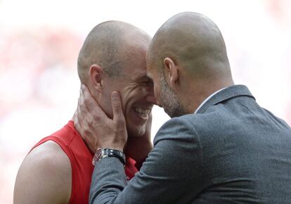 Robben y Guardiola, eufóricos.