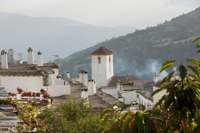 A 1.400 metros de altitud, en plena Alpujarra, Capileira (496 habitantes) representa la esencia arquitectónica de esta montañosa región granadina. Un entramado de callejones de pizarra, pasajes cubiertos y casas blancas de techos planos, tocados con las icónicas chimeneas con sombrero. Todo a la usanza árabe, pues este fue el último reducto (permitido) a la población árabe cuando fueron expulsados de la Península en 1492.