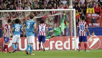 Courtois se estira ante un lanzamiento que finalmente se estrella en el larguero.