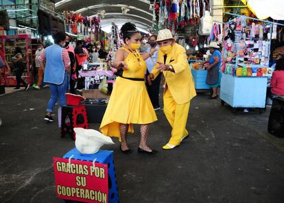 Una pareja baila una pieza de danzón en el mercado Jamaica este domingo.