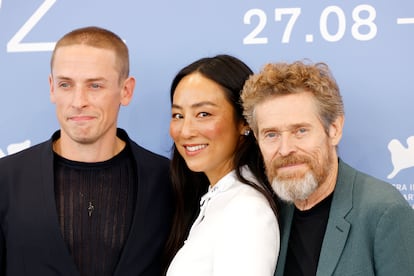 Los actores, desde la izquierda, Edmund Donovan, Greta Lee y Willem Dafoe con la película 'Late Fame'.