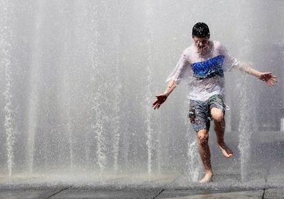 Un niño se refresca en una fuente de Los Ángeles.