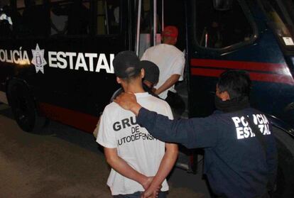 Policías detienen a autodefensas de Yurécuaro.