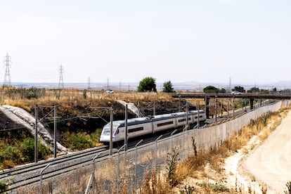 Vías de tren en la zona en la que se produjo la interrupción de los trayectos debido a una falta de tensión en la catenaria, en la comarca de La Sagra (Toledo)