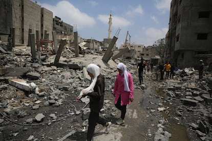 Franja de Gaza: Palestinos caminan entre los escombros