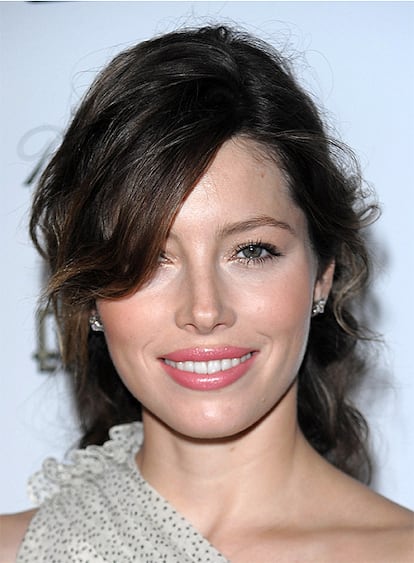 La actriz Jessica Biel subirá al monte Kilimanjaro, el pico más alto de África, de 5.895 metros, para concienciar sobre la necesidad del uso de aguas limpias en el mundo. La llamada expedición <i>Summit on the summit</i>, en la que también participarán el rapero Lupe Fiasco y la intérprete australiana Isabel Lucas, partirá en enero de 2010 bajo el liderazgo del cantante Kenna. Biel, de 27 años, dijo sentirse "asombrada" cuando supo que más de mil millones de personas no tienen acceso a agua potable.